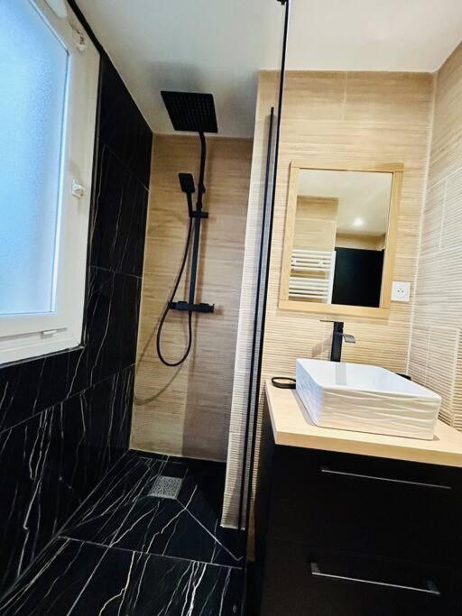 Apartamento T4 Jolie Vue Avec Jaccuzzi Vitrolles  Exterior foto