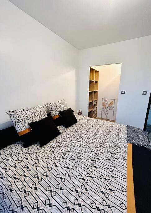 Apartamento T4 Jolie Vue Avec Jaccuzzi Vitrolles  Exterior foto